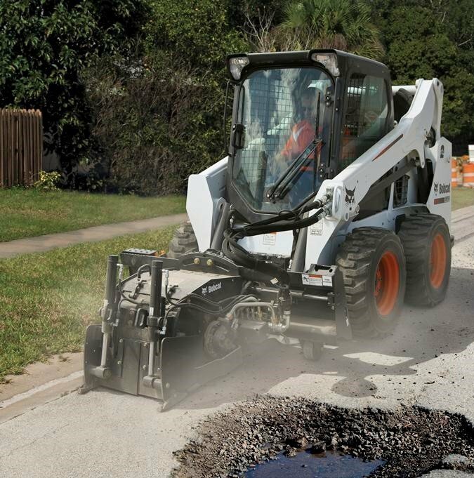 ITT Rent: Minicargadoras Bobcat S570 en la operación asfalto.